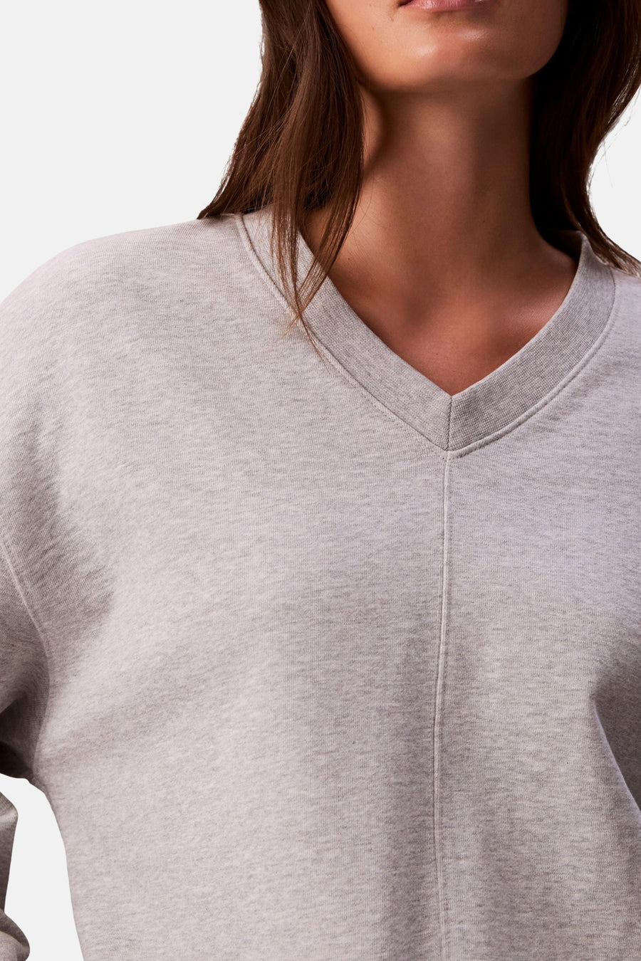 Sweat gris, de Calvin Klein, avec col en V et couture verticale visible, en coton.