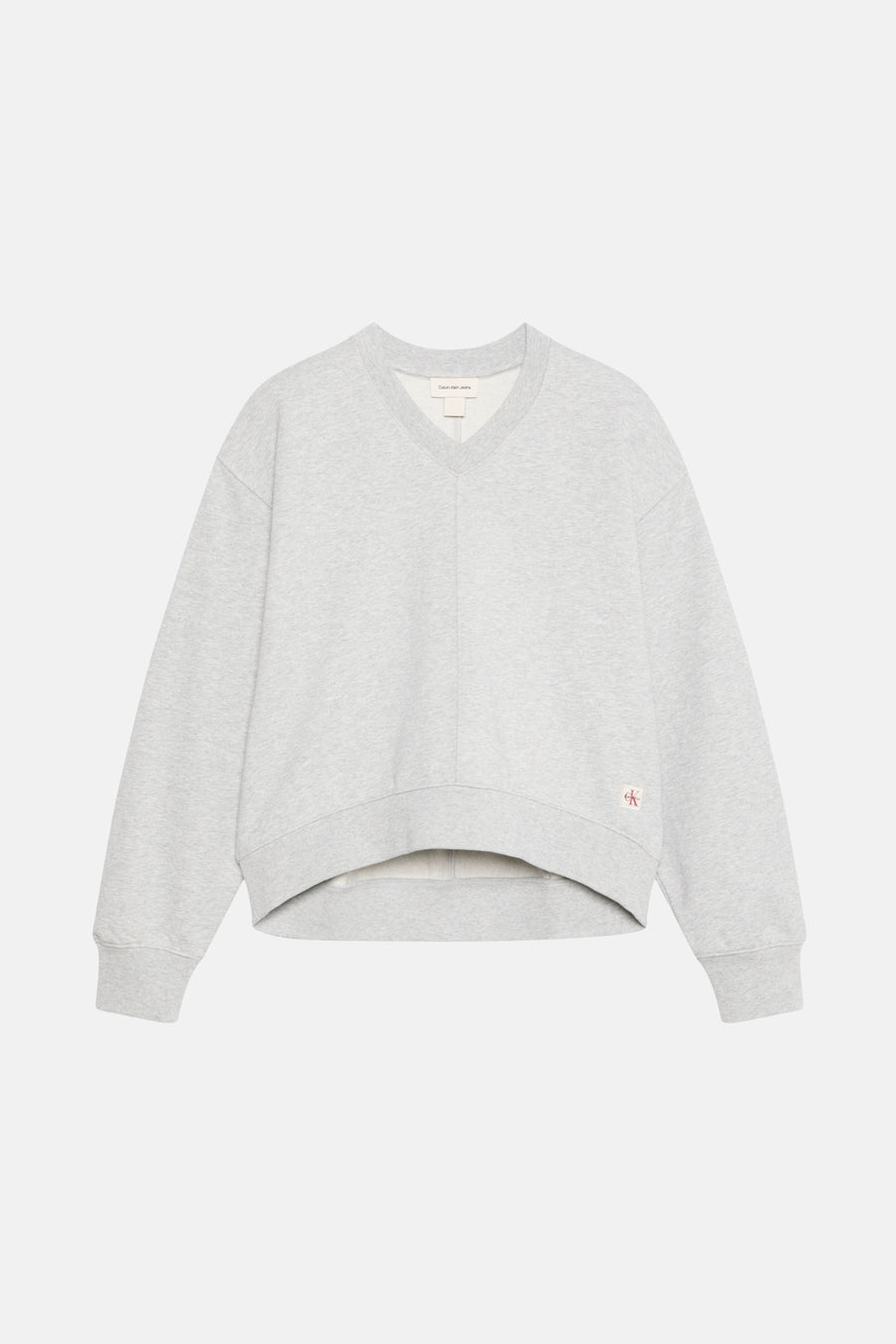 Sweat gris chiné de Calvin Klein Jeans avec un col en V et un logo rouge brodé sur le côté.