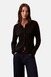 Marineblauwe geribbelde gebreide cardigan van Calvin Klein, met centrale knoopsluiting en overhemdkraag.