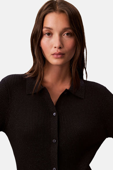 Cardigan bleu marine en maille côtelée de Calvin Klein, avec patte de boutonnage centrale et col chemise.
