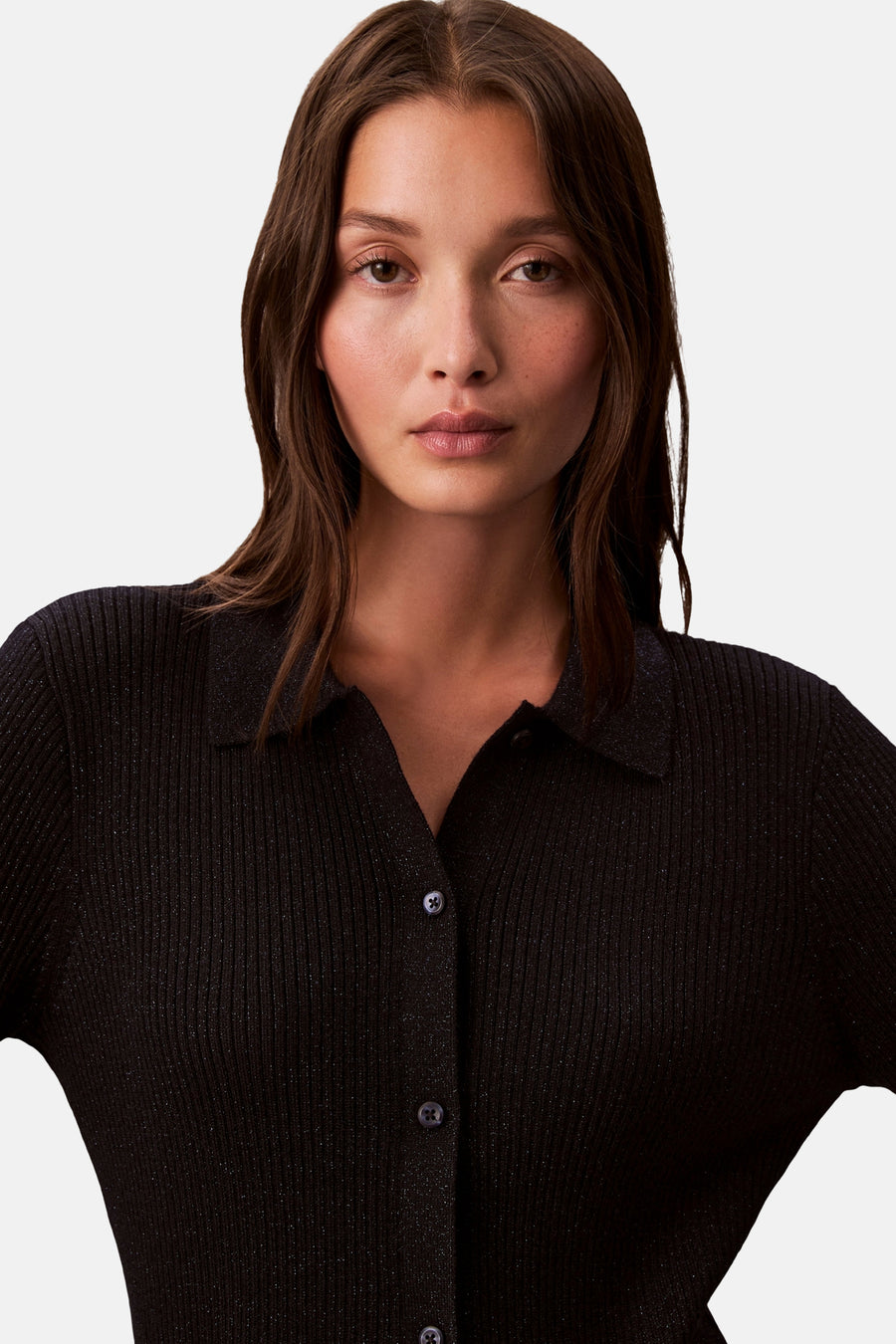 Cardigan bleu marine en maille côtelée de Calvin Klein, avec patte de boutonnage centrale et col chemise.
