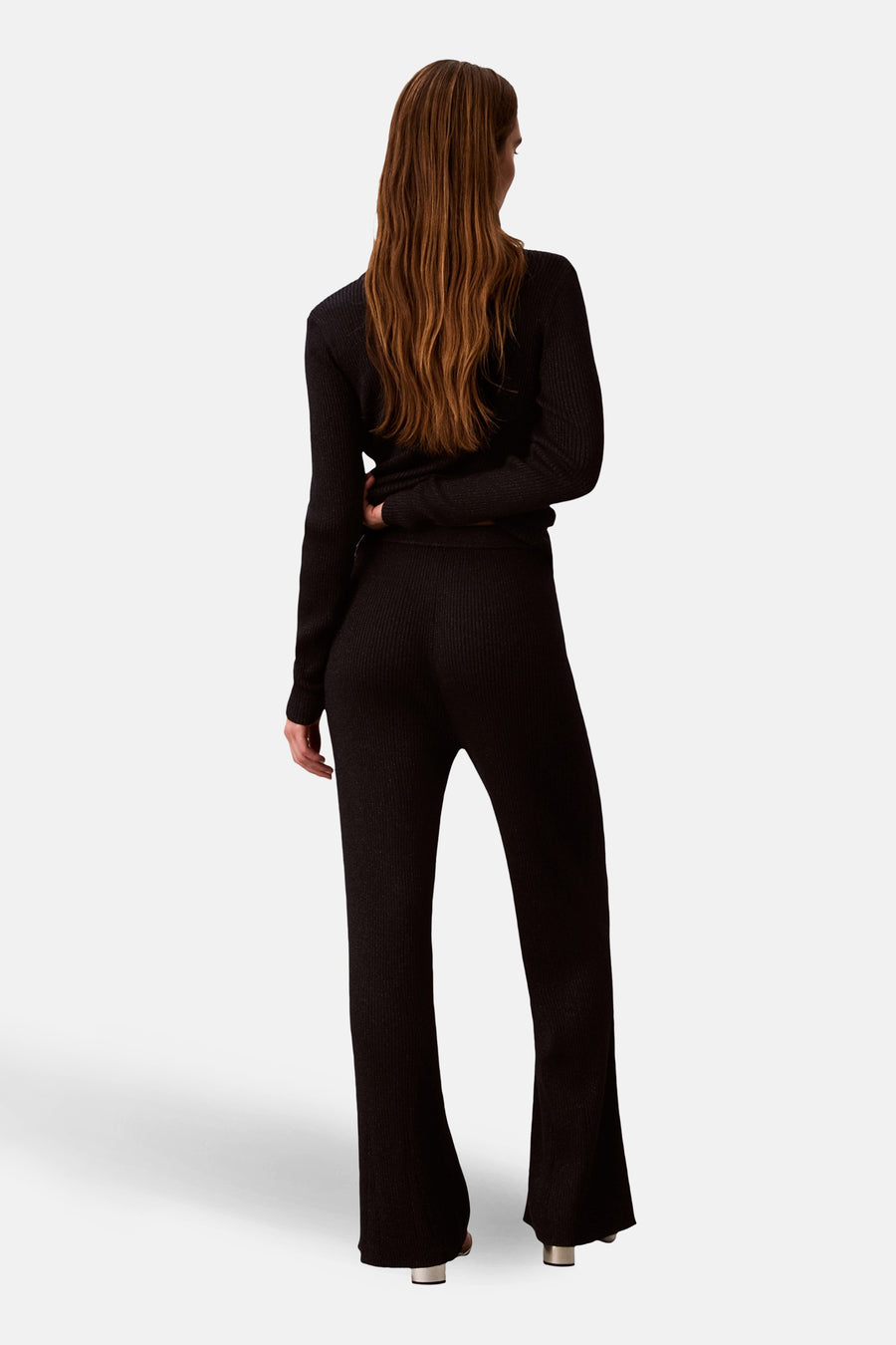 Pantalon bleu de Calvin Klein, en maille côtelée avec une coupe évasée, vu de dos.
