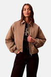 Korte beige jas van Calvin Klein, van achteren gezien, met kraag, pofmouwen en elastische tailleband.