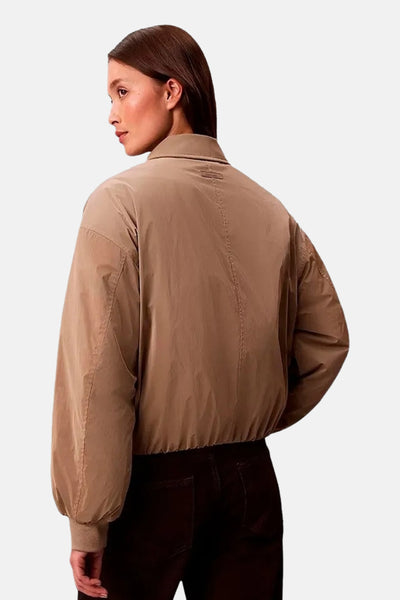 Veste courte beige de Calvin Klein, vue de dos, avec col, manches bouffantes et taille élastiquée.
