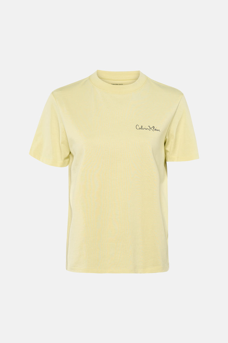 Gedrukt T-shirt met korte mouwen van Calvin Klein in geel, met zwart handschriftlogo op de borst.
