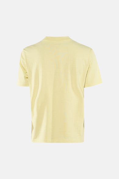 Gele T-shirt met korte mouwen van Calvin Klein, achteraanzicht op witte achtergrond.