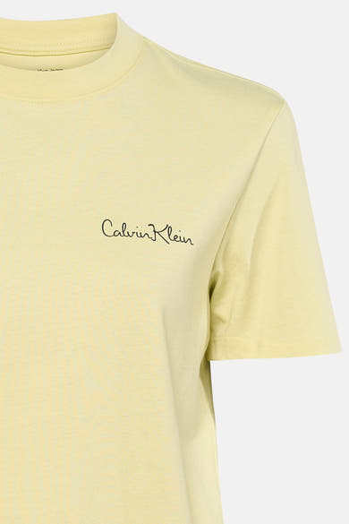 T-shirt jaune à manches courtes de Calvin Klein, avec logo manuscrit noir sur la poitrine.