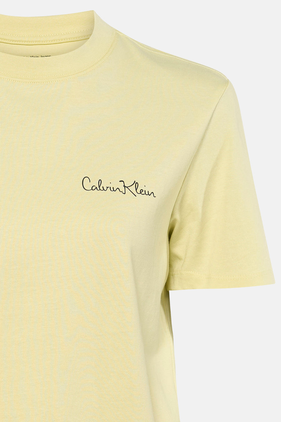T-shirt jaune à manches courtes de Calvin Klein, avec logo manuscrit noir sur la poitrine.