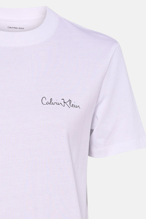 T-shirt blanc à manches courtes de Calvin Klein, avec le logo de la marque en cursif.