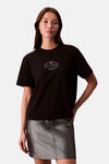 Zwart T-shirt met korte mouwen van Calvin Klein met decoratief wit logo op de voorkant.