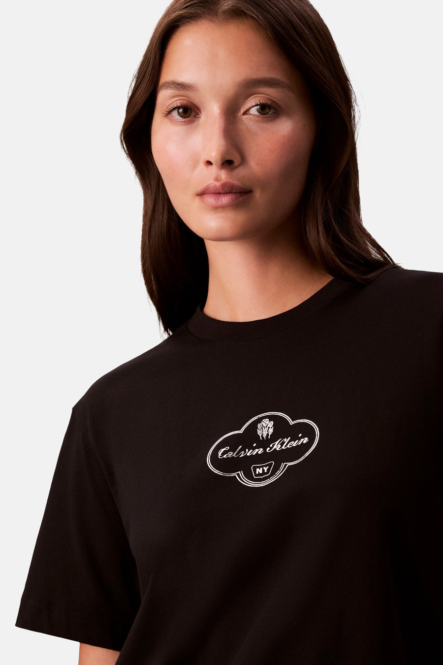 T-shirt noir à manches courtes de Calvin Klein avec logo blanc décoratif sur le devant.
