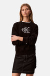 Zwart sweatshirt met ronde hals van Calvin Klein, gedragen met een donkerblauwe spijkerrok met contrasterende stiksels.