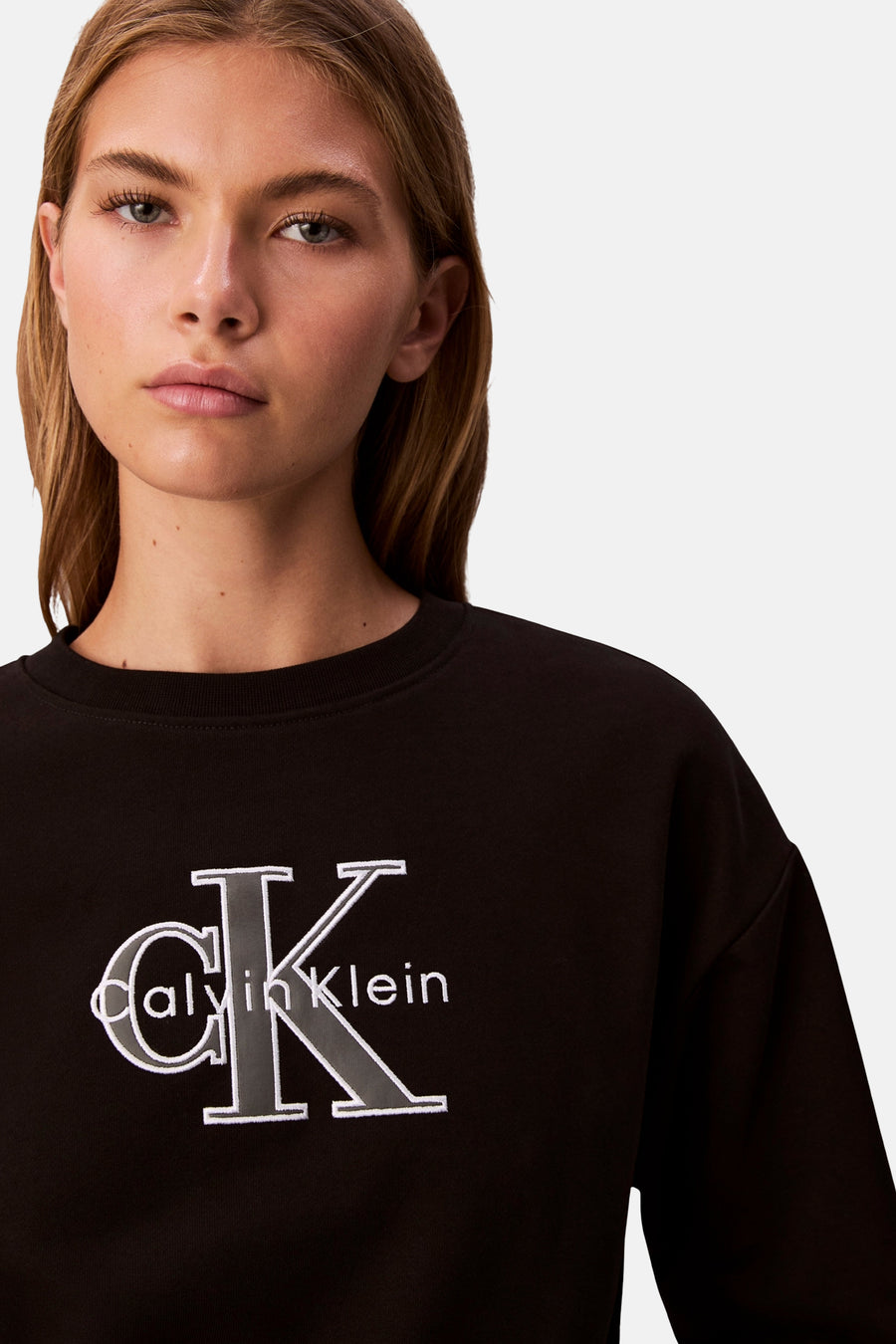 Zwarte rondehals sweatshirt van Calvin Klein, versierd met een contrasterend logo op de voorkant.