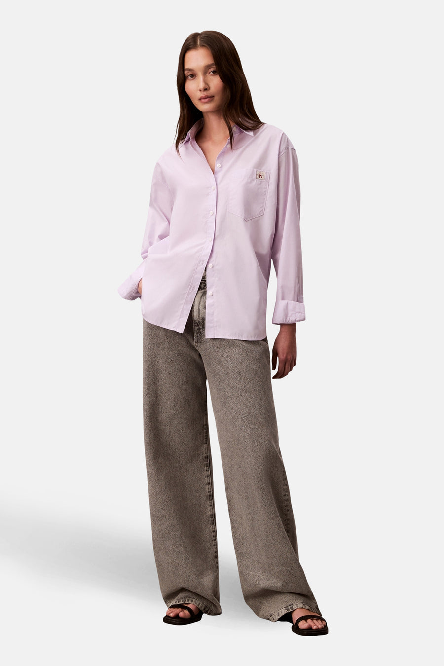 Chemise à manches longues violette de Calvin Klein avec un poche et des détails de style.