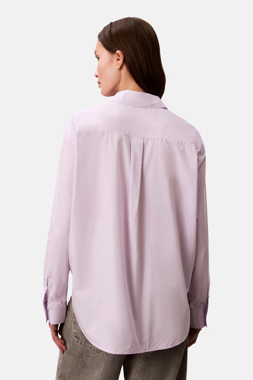 Chemise à manches longues violette de Calvin Klein, avec pli creux au dos et manches longues.