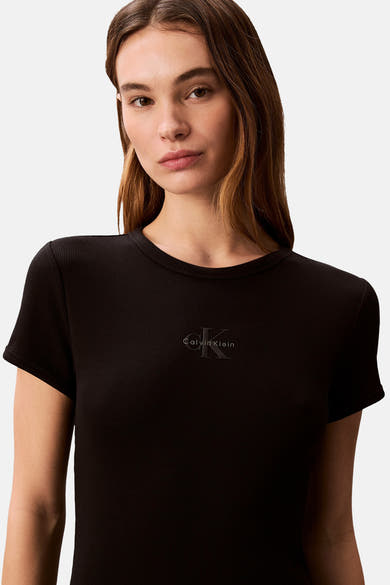 Robe noire à manches courtes de Calvin Klein, avec une texture côtelée et un logo ton sur ton discret.