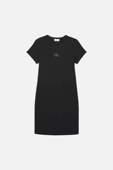 Robe noire à manches courtes de Calvin Klein, avec logo discret sur la poitrine.