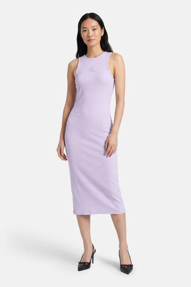 Mauve nauwsluitende jurk van Calvin Klein, midi-lengte, met subtiel logo op de voorkant en zwarte hakken.