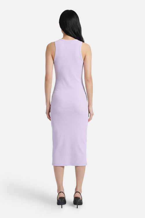 Robe mauve à manches courtes de Calvin Klein, coupe midi près du corps, portée avec des escarpins noirs.
