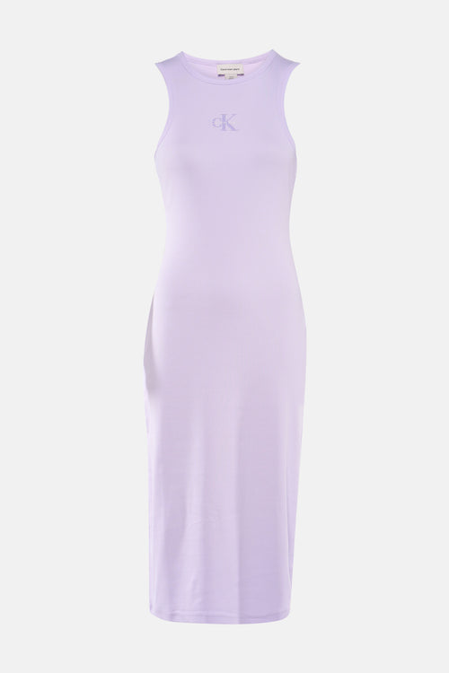 Robe mauve à manches courtes de Calvin Klein Jeans, ornée du logo monogramme sur la poitrine.
