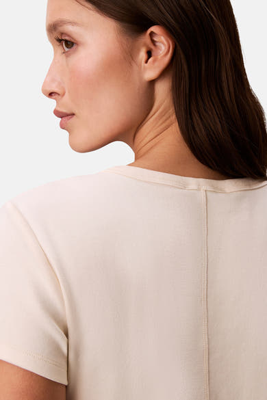 Ecru Calvin Klein gilet, achtergezicht, met een zichtbare verticale naad in het midden.