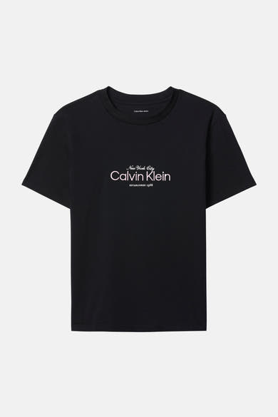 T-shirt noir à manches courtes de Calvin Klein, avec inscription rose "New York City" sur le devant.