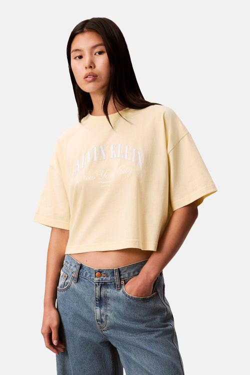 T-shirt court jaune de Calvin Klein, porté avec un jean taille haute bleu clair.