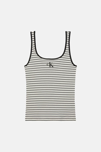 Débardeur rayé noir et blanc de Calvin Klein, avec une encolure et des emmanchures noires.