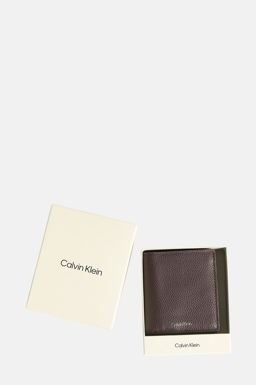 Bruine leren portemonnee van Calvin Klein, met drukknoopsluiting en meerdere vakken.