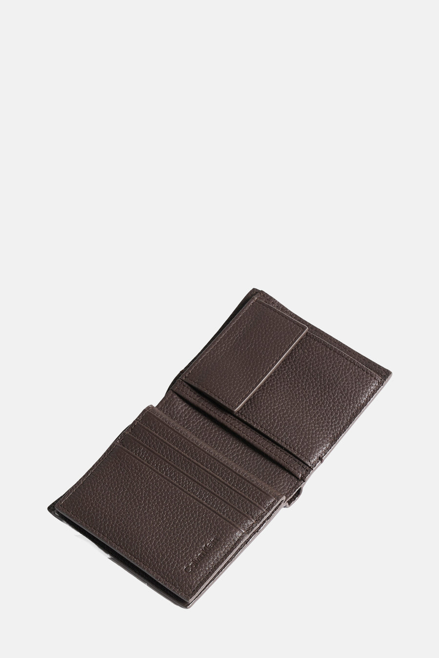 Porte-monnaie brun en cuir, de Calvin Klein, avec un intérieur ouvert montrant plusieurs emplacements pour cartes.

