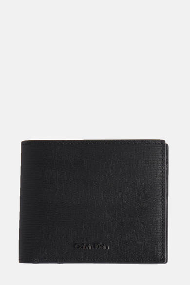 Zwarte Calvin Klein portemonnee met zichtbare korrelige textuur en merklogo onderaan.