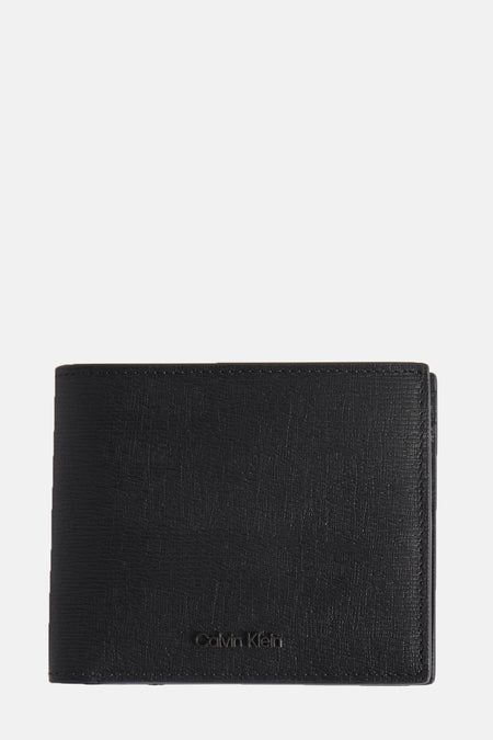 Portefeuille noir de Calvin Klein avec une texture grainée subtile et logo discret.
