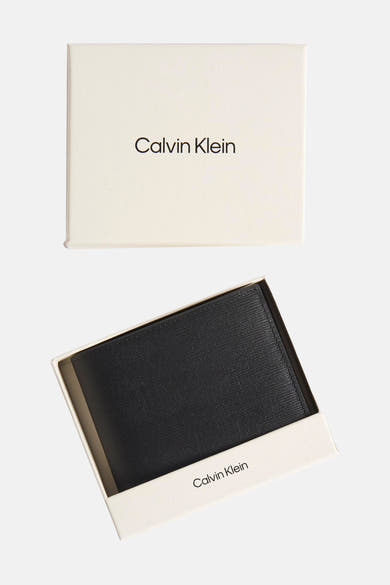 Zwarte Calvin Klein portemonnee in zijn witte geschenkdoos, bovenaanzicht.