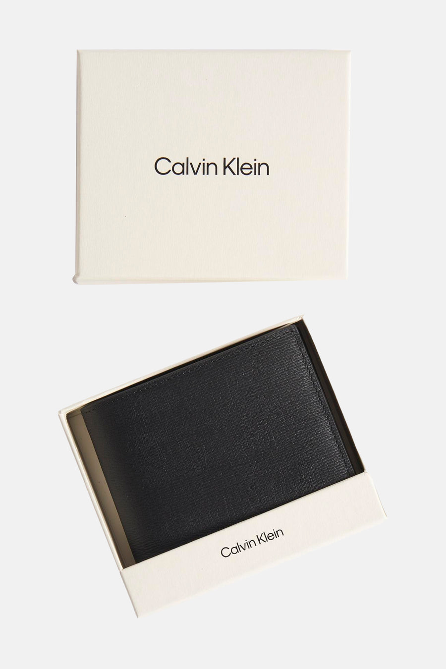 Zwarte Calvin Klein portemonnee in zijn witte geschenkdoos, bovenaanzicht.