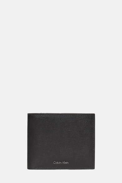 Portefeuille noir de Calvin Klein avec une texture grainée visible et logo de la marque en bas.