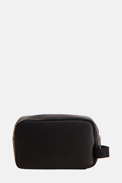 Trousse de toilette noire de Calvin Klein en similicuir texturé, avec fermeture éclair et logo sur la tirette.