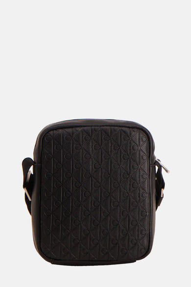 Sac à bandoulière noir de Calvin Klein avec un motif géométrique en relief sur toute la surface.