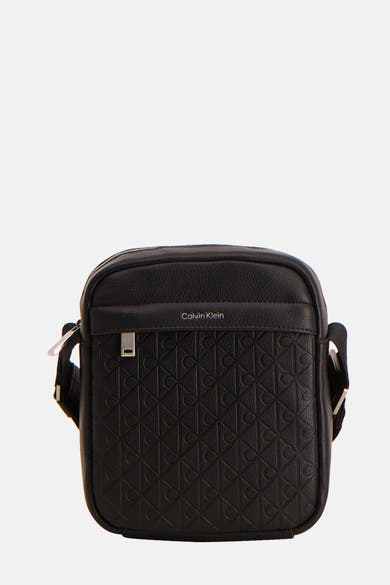Zwarte schoudertas van Calvin Klein met een geometrisch reliëfpatroon aan de voorkant.