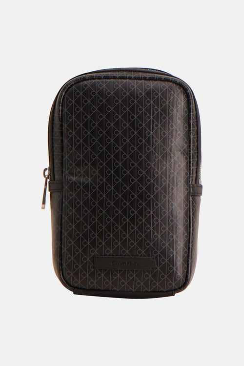 Sac à bandoulière noir de Calvin Klein, avec motif imprimé all-over et fermeture éclair argentée.