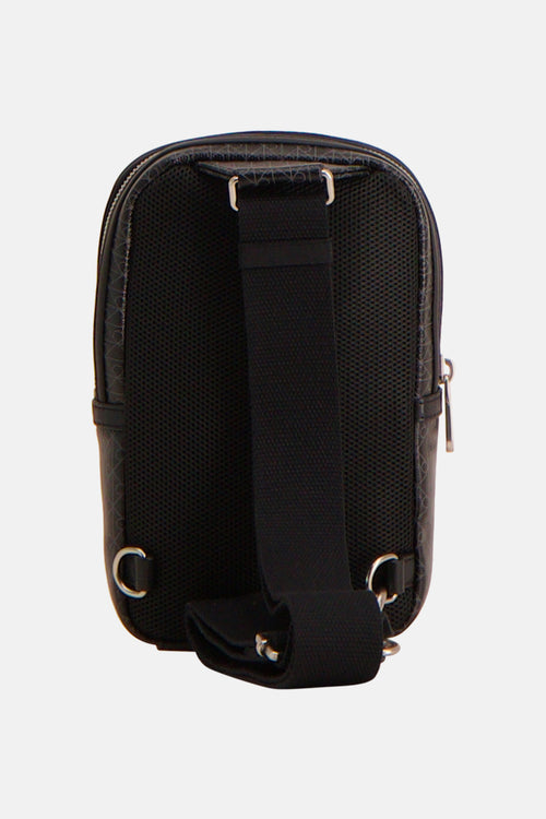 Sac à bandoulière noir par Calvin Klein, avec un motif ton sur ton et une texture en maille à l'arrière.