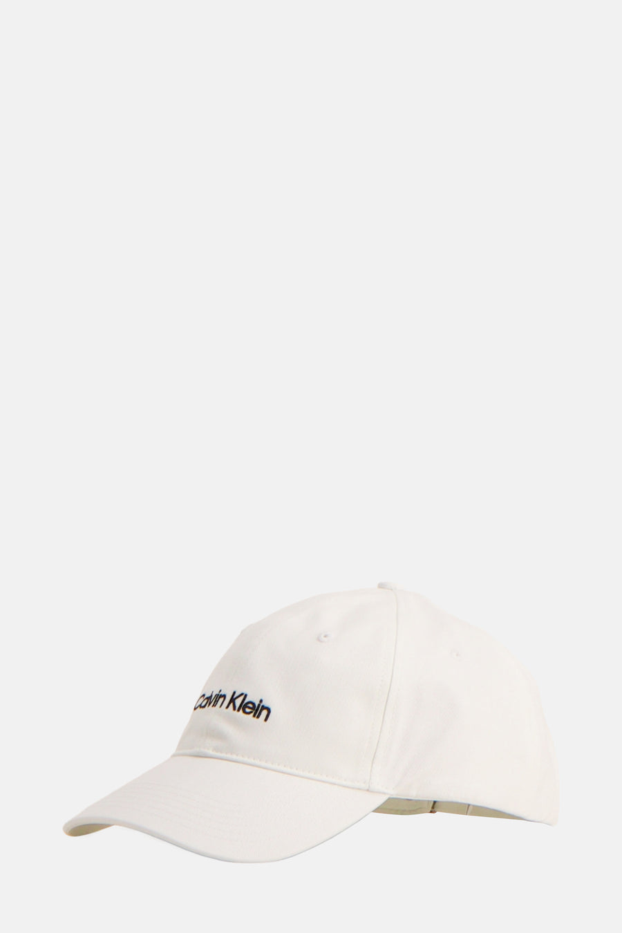 Witte Calvin Klein pet, met het merklogo op de voorkant geborduurd.
