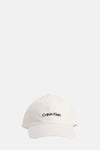 Casquette blanche de Calvin Klein avec logo noir sur le devant.