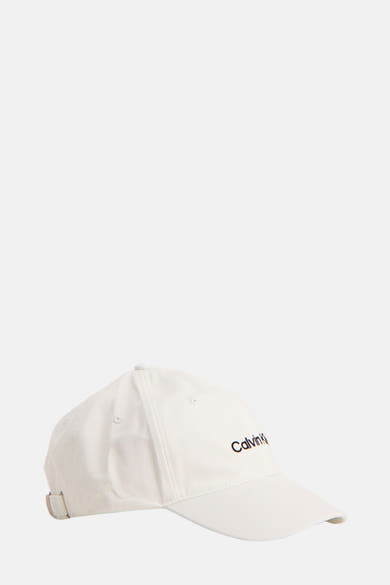 Casquette blanche de Calvin Klein, avec logo noir brodé sur le devant et boucle de réglage métallique visible.
