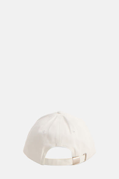 Casquette blanche de Calvin Klein, avec une boucle de réglage métallique à l'arrière.