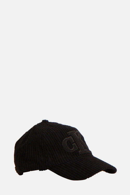 Casquette noire côtelée de Calvin Klein avec logo CK en relief ton sur ton.