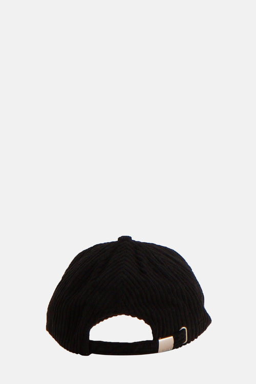 Casquette noire en velours côtelé de Calvin Klein, avec une boucle de réglage métallique à l'arrière.