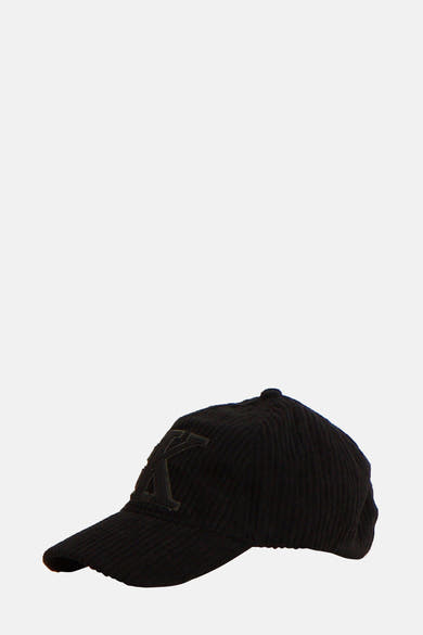 Zwarte corduroy pet van Calvin Klein, met een toon-op-toon logo aan de voorkant.