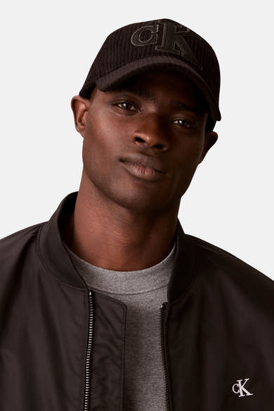 Zwarte Calvin Klein corduroy pet, versierd met een toon-op-toon CK-logo.
