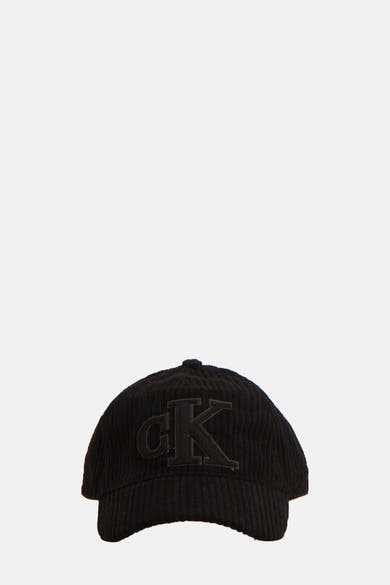 Zwarte Calvin Klein corduroy pet met ton-sur-ton logo.