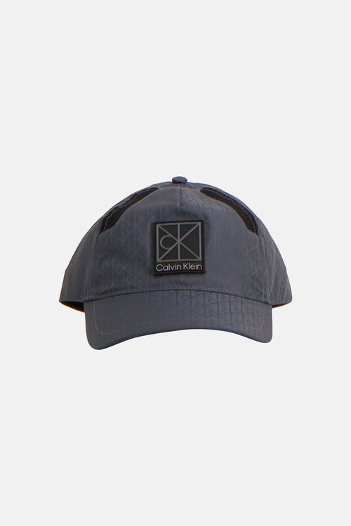 Casquette bleue par Calvin Klein avec un motif géométrique subtil et visière courbée.